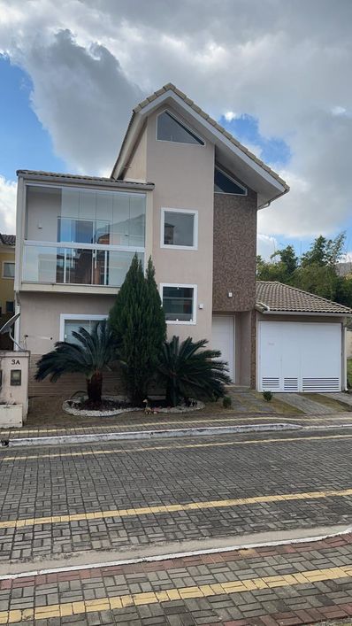 Casa de 4 quartos no condomínio le jardin em nova iguaçu
