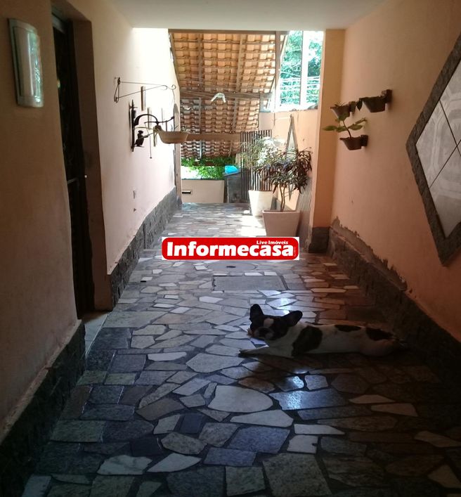 Informecasa Vende Casa, independente, com rico acabamento, frente de Rua, composta de 2 quartos, sal