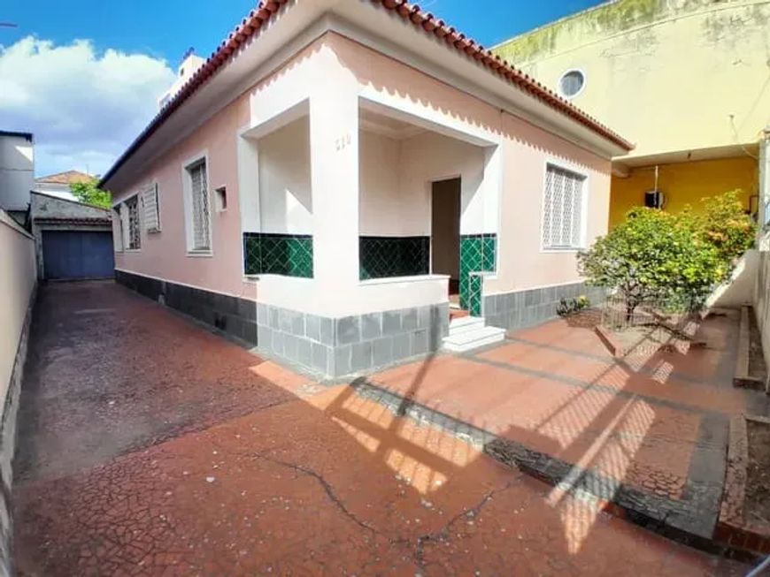 Casa linear com amplo terreno no centro de Nova Iguaçu!