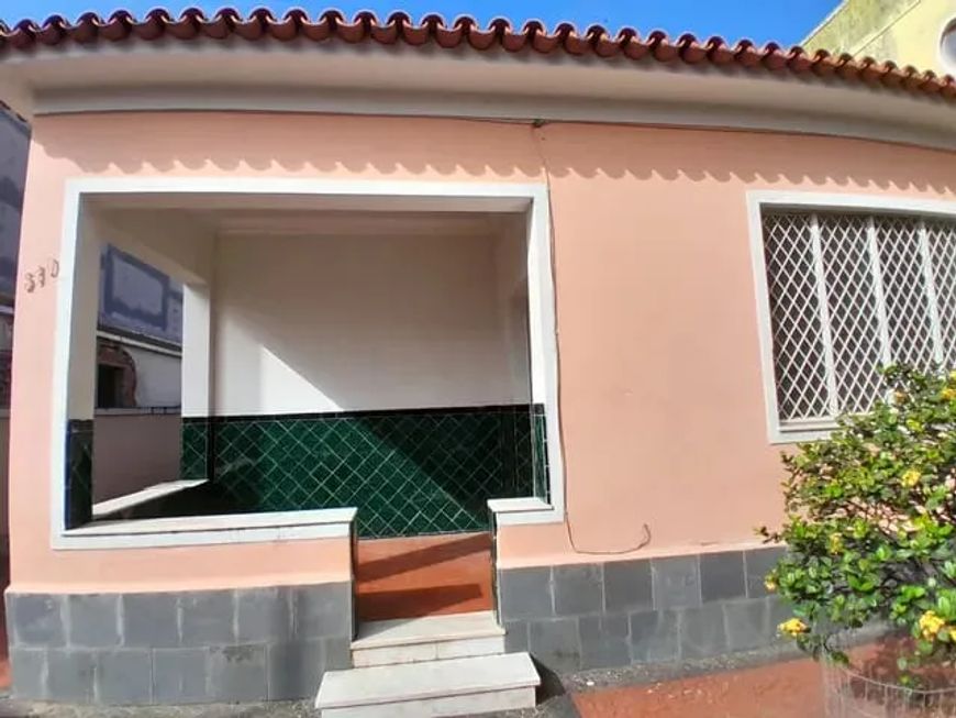 Casa linear com amplo terreno no centro de Nova Iguaçu!