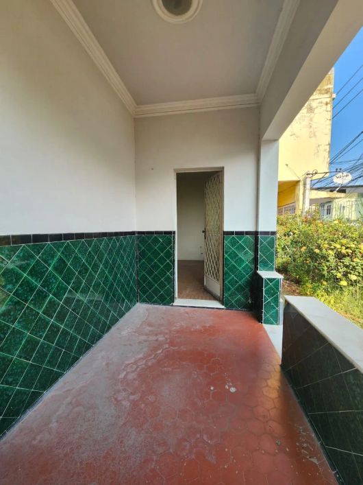 Casa linear com amplo terreno no centro de Nova Iguaçu!