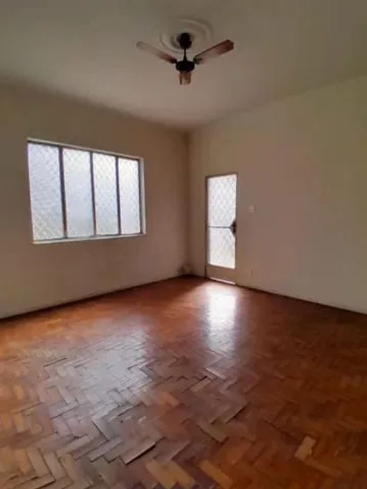 Casa linear com amplo terreno no centro de Nova Iguaçu!