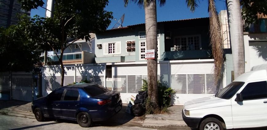 Casa para venda possui 420 metros quadrados com 5 quartos em Centro - Nova Iguaçu - RJ
