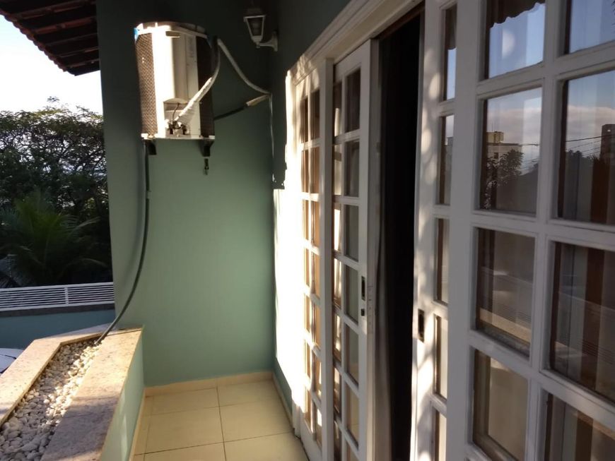 Casa para venda possui 420 metros quadrados com 5 quartos em Centro - Nova Iguaçu - RJ