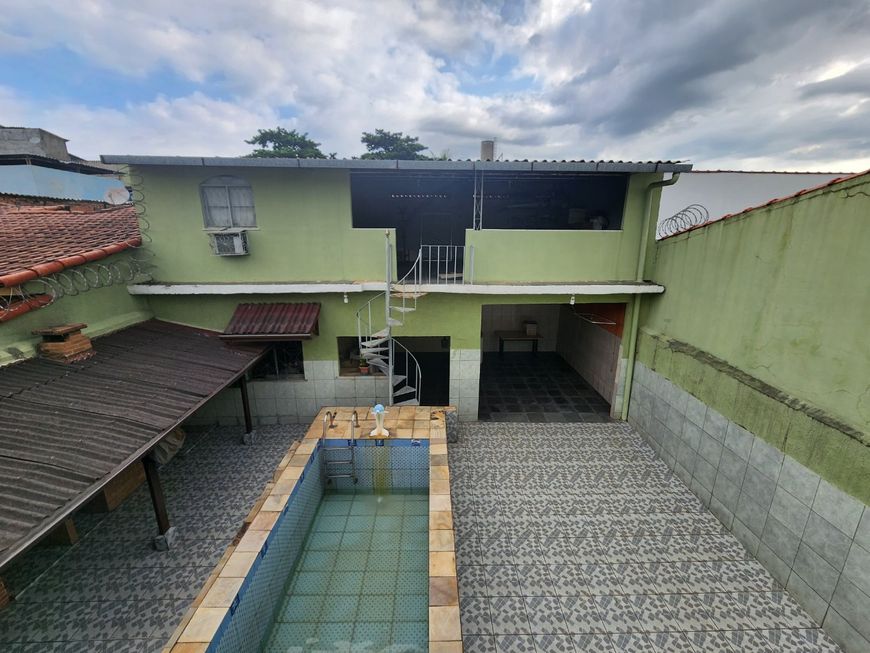 Casarão com piscina e amplo quintal com área Gourmet na Posse!