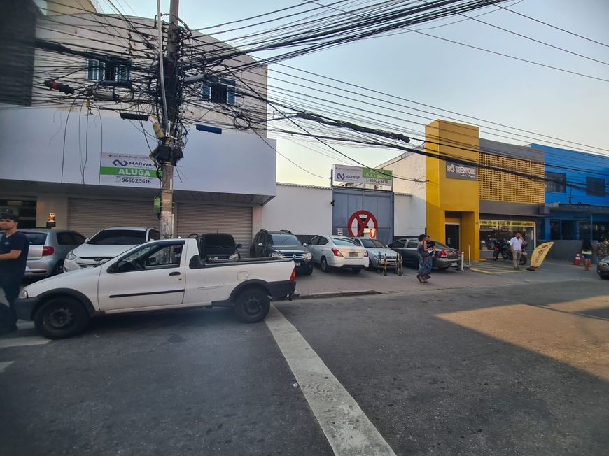 Loja Triplex com Galpão Comercial para Locação no Centro de Nova Iguaçu-RJ: 3 Salas, 3 Banheiros, 20
