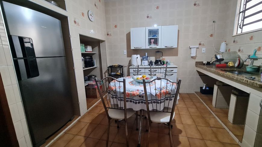 Casa com 4 quartos, terraço e quintal no Centro de Nova Iguaçu - RJ
