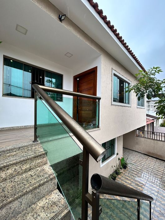 Vendo Casa com 5 quartos, duas vagas para residencia ou comercio
