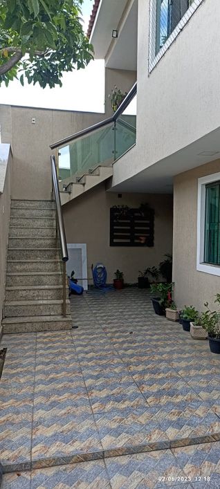 Vendo Casa com 5 quartos, duas vagas para residencia ou comercio