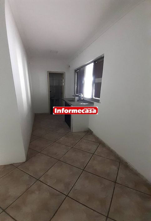 GALPÃO NA DUTRA SENTIDO RIO, COM 15 DE FRENTE E 70 DE COMPIMENTO. TOTALMENTE FECHADO, E COBERTO, COM
