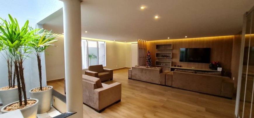 Espetacular completa em armários planejados 4 suítes churrasqueira piscina L.800m2