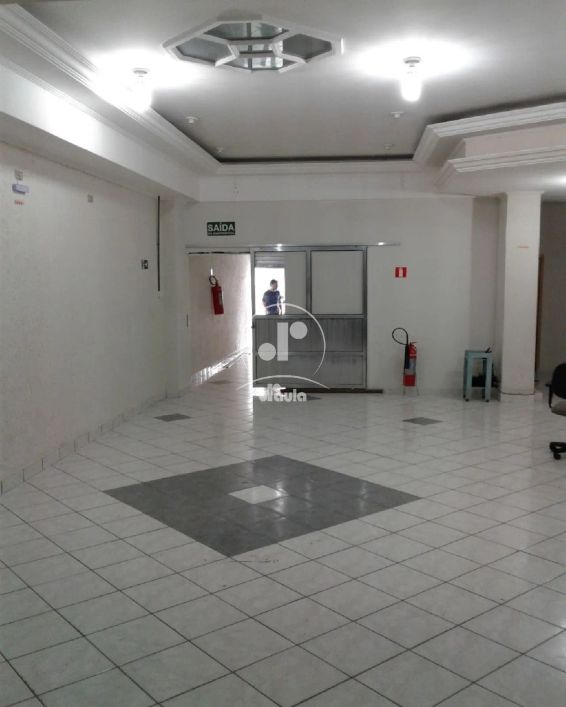 Salão Comercial de Alto Padrão em Santo André-SP, no Centro: 380m², 2 banheiros, 3 vagas de garagem.
