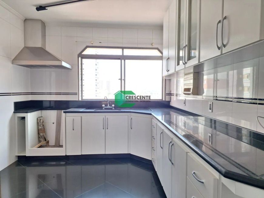 Apartamento com 3 Quartos e 4 banheiros à Venda, 137 m² por R$ 825.000