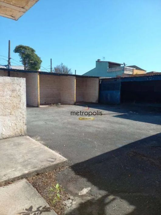 Loja + 2 galpões + pátio A.T 670 m² A.C 380 m²