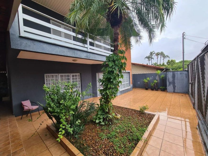 Casa com 4 Quartos e 5 banheiros à Venda, 260 m² por R$ 1.180.000
