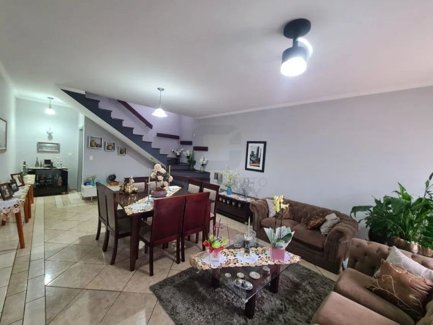 Casa com 4 Quartos e 5 banheiros à Venda, 260 m² por R$ 1.180.000