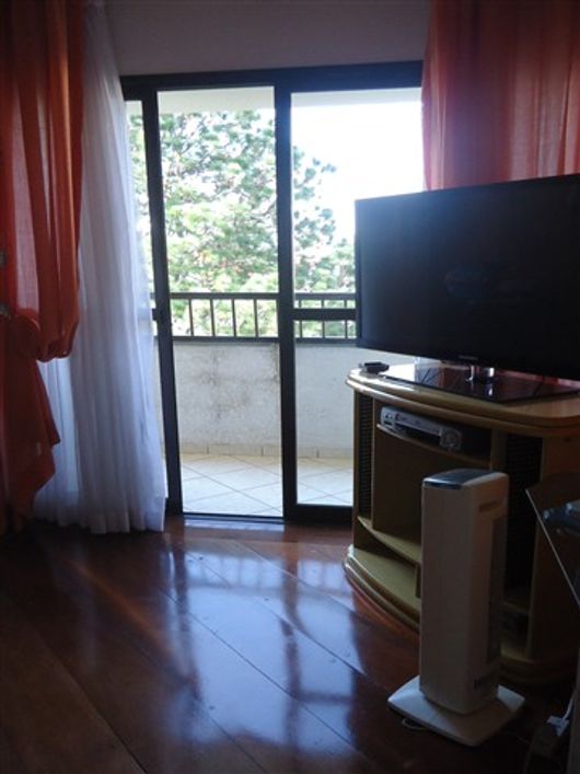 APARTAMENTO ESPAÇOSO, CONDOMÍNIO COM MUITO VERDE!