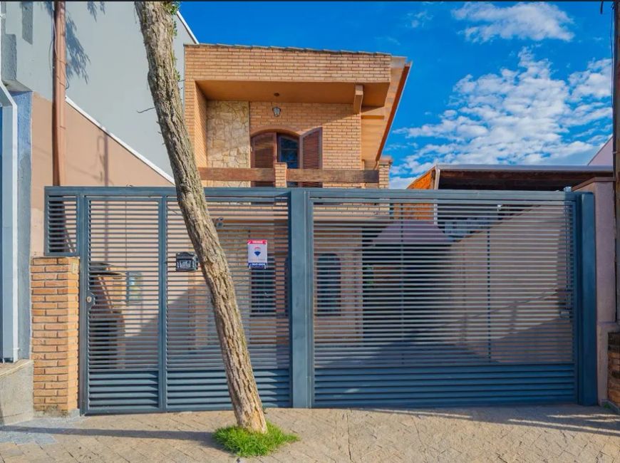 Casa tipo para venda com 3 quartos, 216m²