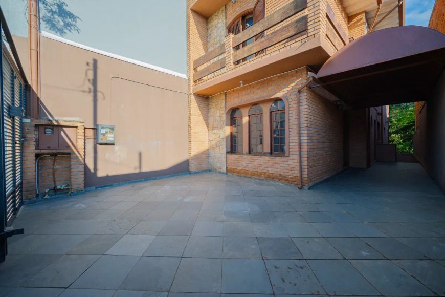 Casa tipo para venda com 3 quartos, 216m²