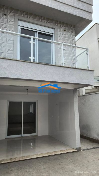 Imóvel com 3 dormitórios sendo 02 suíte e 4 vagas de garagem.