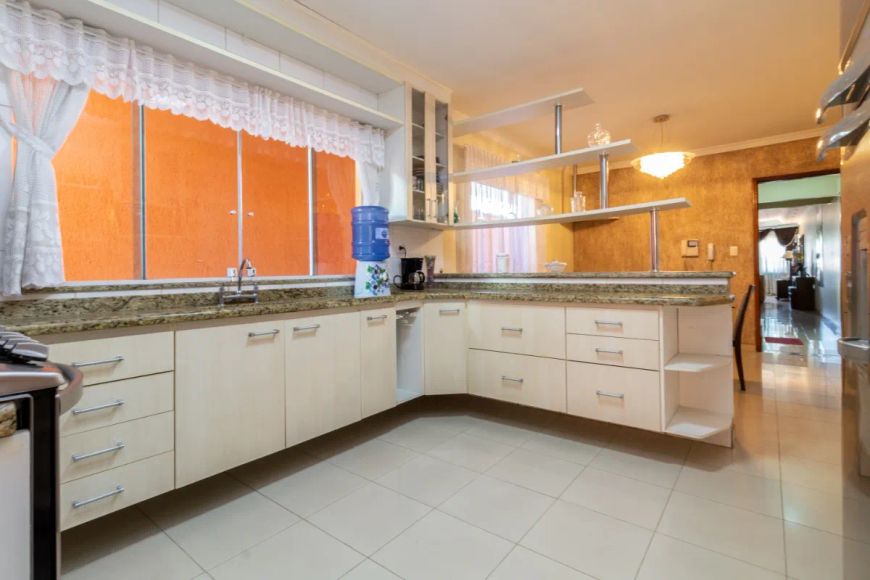 Sobrado para venda com 5 quartos, sendo 2 suítes, 309m²