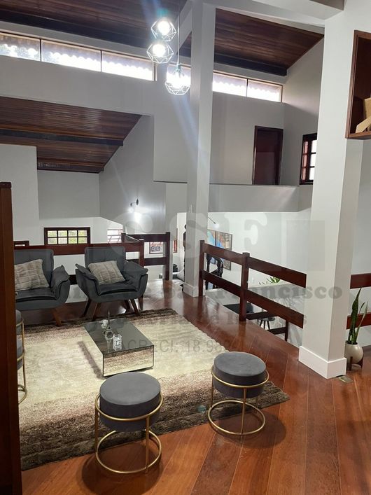 Imóvel espaçoso à venda com 3 quartos, sendo 1 suíte, e 2 banheiros no total.