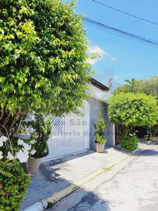 Casa de 320 m2, 4 suítes, 4 vagas Rua fechada com guarita Adalgisa SP