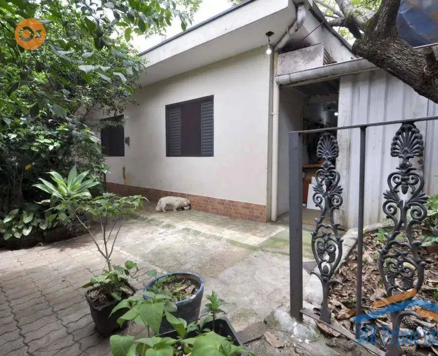 Terreno de 500 m² com três ótimas casas