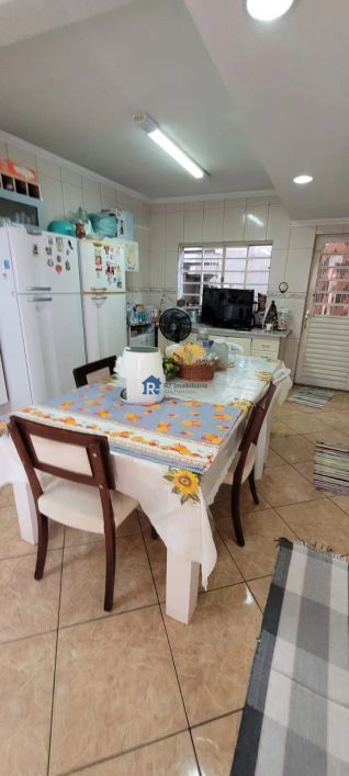 Vende casa Assobradada, Área do terreno 253m² sendo 199m² de área construída, 5