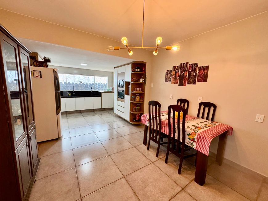 Excelente casa em terreno de 525m bem localizada,térrea com 4 suítes, esperando por você!!!