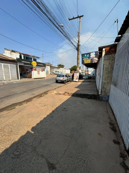 Vendo Casa 4 Quartos com loja em Avenida comercial.