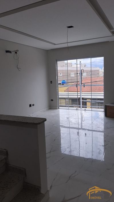 Sobrado novo, Bela Vista com 3 dormitórios, sendo 01 suíte, 4 vagas de garagem. Churrasqueira comple
