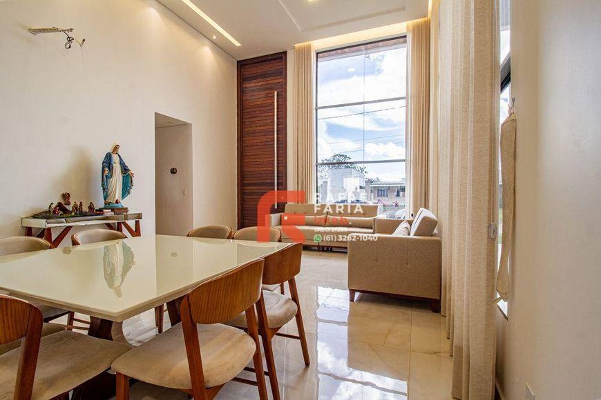 Linda casa 4 quartos ( 1 Suíte e 2 Semi-Suítes), 250 m² - Condomínio alto padrão