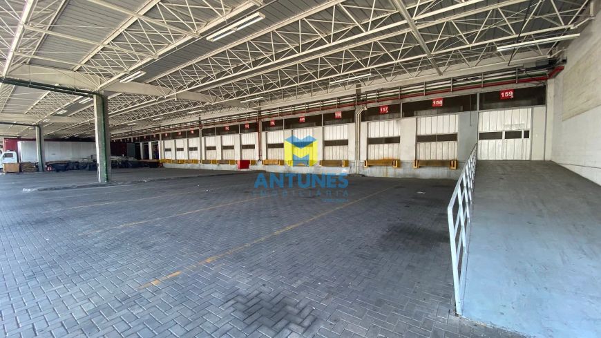 Alugue galpão 4.888m² em Condomínio com 08 docas e pátio, em Prazeres
