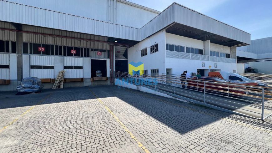 Alugue galpão 1.002,25m² em Condomínio, Prazeres com 3 docas, rampa e pátio.