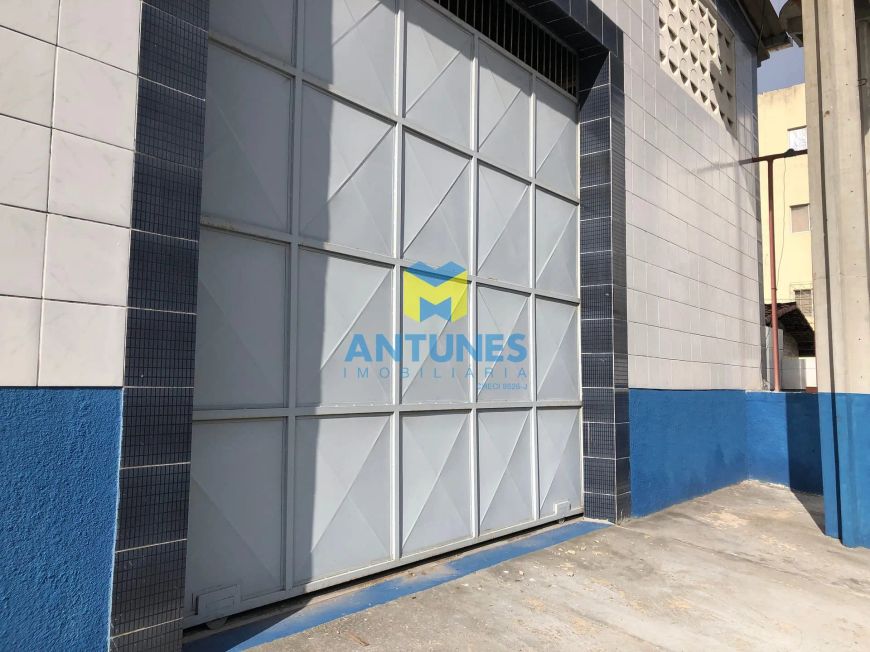 Alugue no bairro de Piedade galpão com 900m². Bem localizado, com 02 portões.