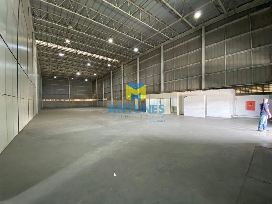 Alugue em condomínio Prazeres galpão com 926,48m² tendo 04 docas. BR-101