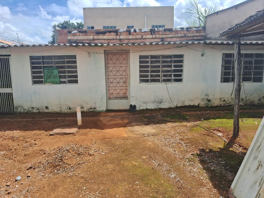 Lote com casa simples no Setor Tradicional