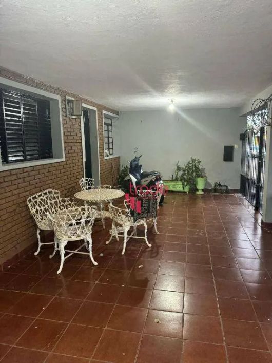 Casa à Venda de 02 Quartos no Bairro Vila Virgínia em Ribeirão Preto com Piscina.