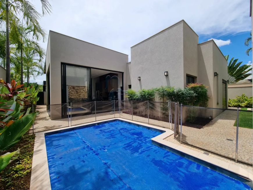 Casa térrea de 290m² com 04 suítes para locação e venda em condomínio - Alphaville