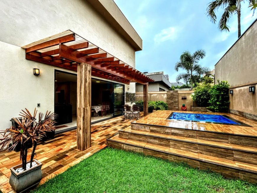 Casa sobrado de 301m² com 03 suítes para locação e venda em condomínio - Vila do Golf