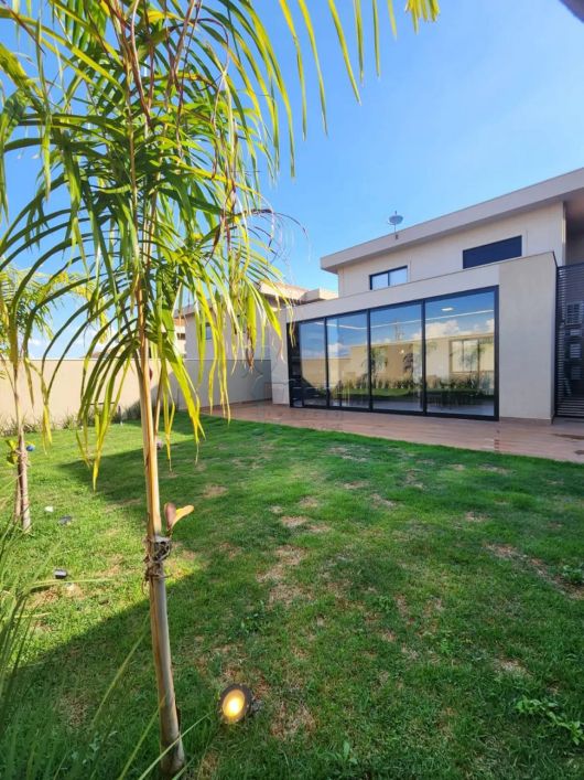 Casa sobrado de 245m² com 03 suítes à venda em condomínio - Vila do Golf