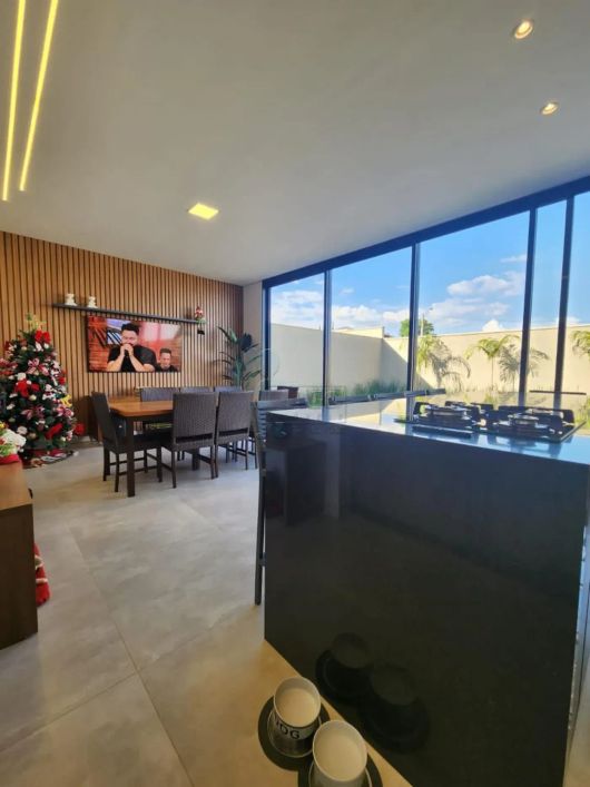 Casa sobrado de 245m² com 03 suítes à venda em condomínio - Vila do Golf