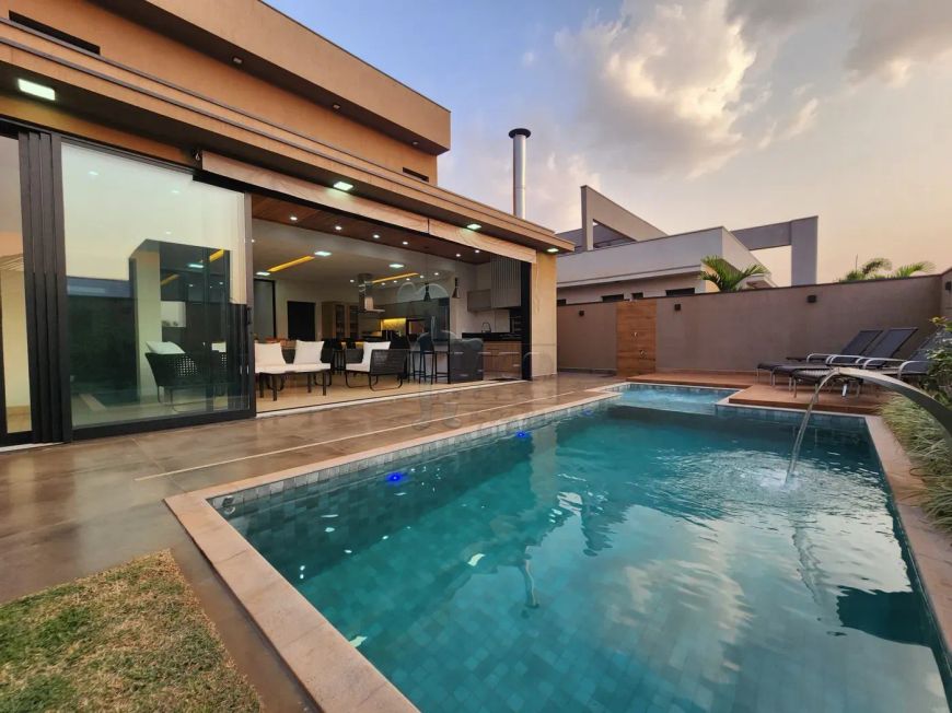 Casa sobrado de 271m² com 03 suítes em condomínio - Vila do Golf