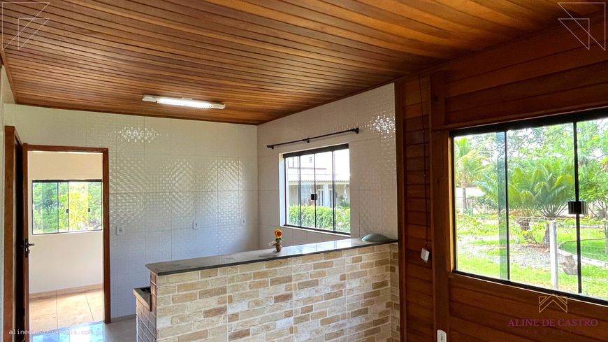 Casa térrea de alvenaria e madeira com 60m, com varanda, 01 quarto com closet, lote amplo com 900m.