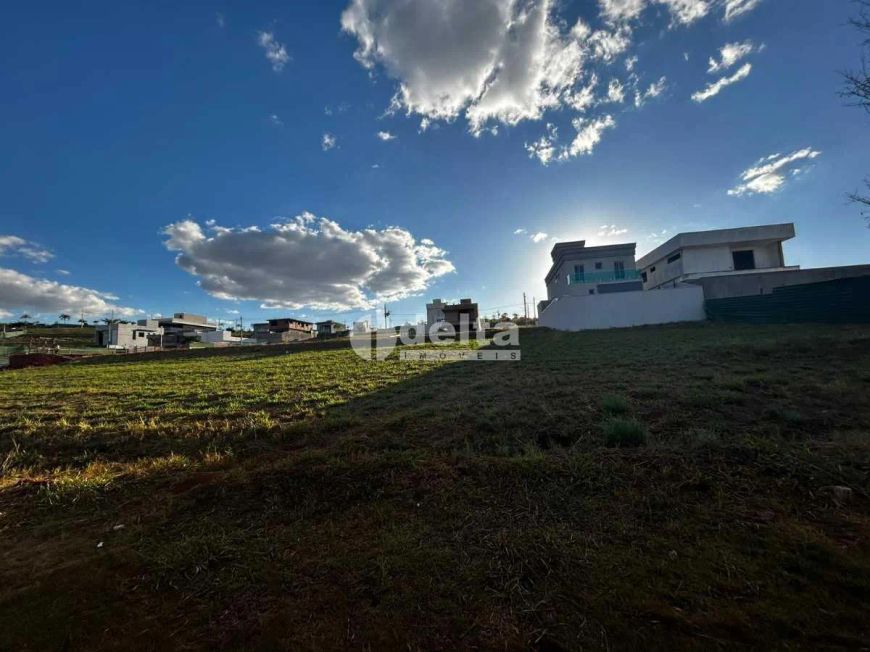 Terreno no condomínio disponível para venda no bairro Granja Marileusa em Uberlândia-MG