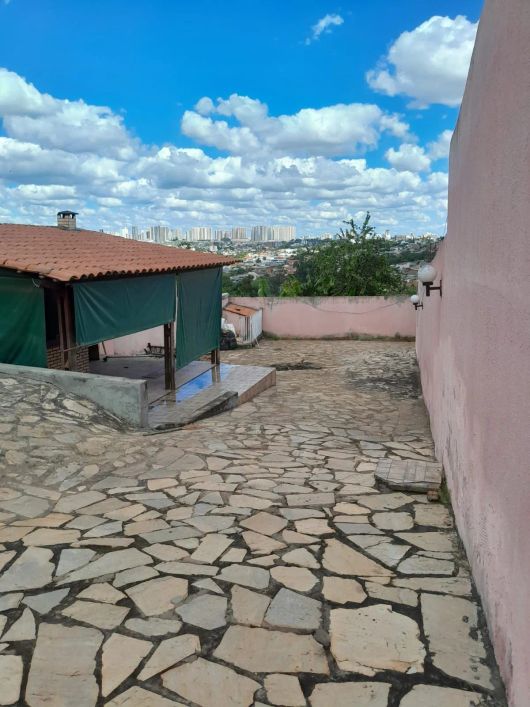 Vendo casa na vicente pires com 2 quartos e area de lazer.