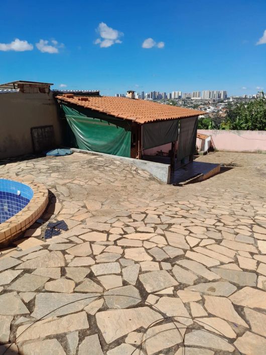 Vendo casa na vicente pires com 2 quartos e area de lazer.