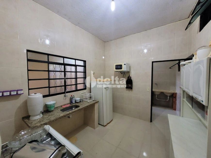 Casa residencial disponível para venda no bairro Cidade Jardim em Uberlândia-MG.