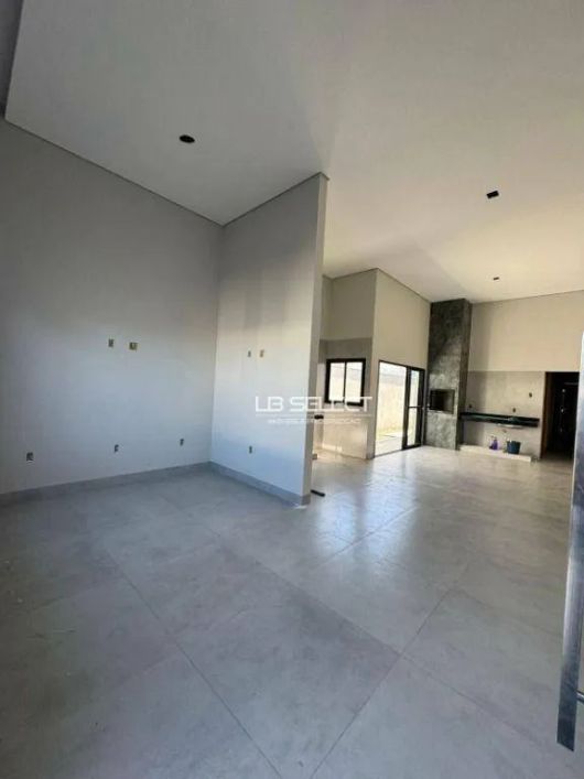Casa no bairro Novo Mundo com três quartos sendo uma suíte e área gourmet.
